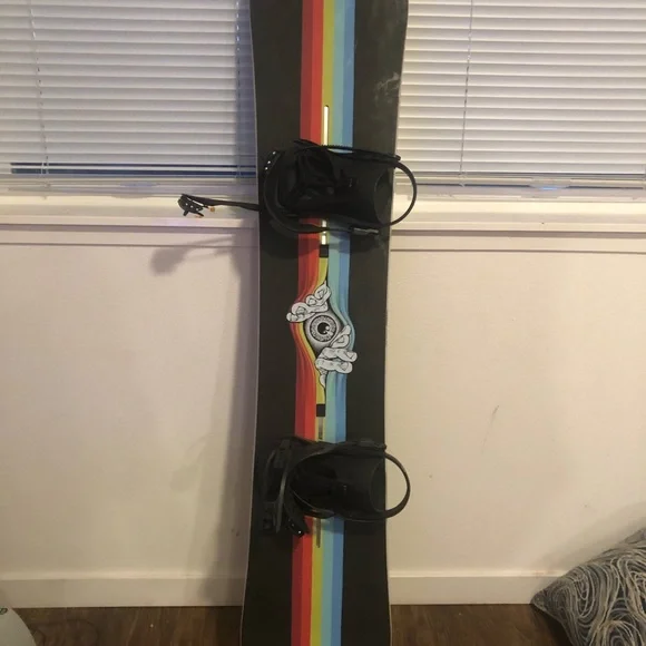 Free Thinken 60 Burton Snowboard + bindings - Picture 2 of 2